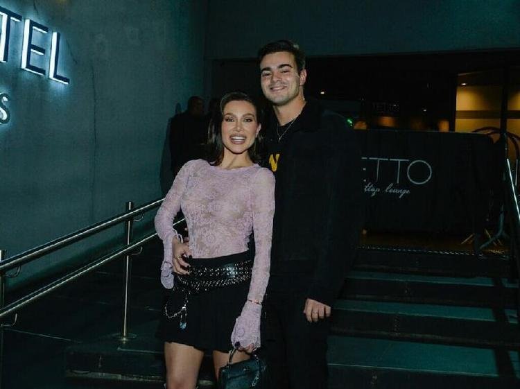 Fl�via Pavanelli e namorado