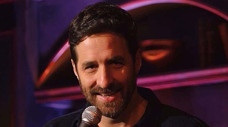 Rafinha Bastos publica post pedindo tr�gua para empresa de telefonia