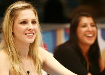Lembra dela? Ex-BBB exibe antes e depois após perder 33 kg