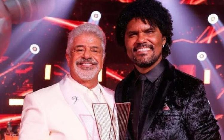 Ivan Barreto (� direita), vencedor da �ltima temporada do The Voice Brasil, posa ao lado de seu t�cnico, Lulu Santos (� esquerda)