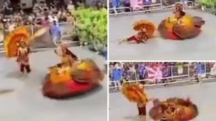 Perde ponto? Casal da Tatuap� escorrega e cai durante desfile em SP