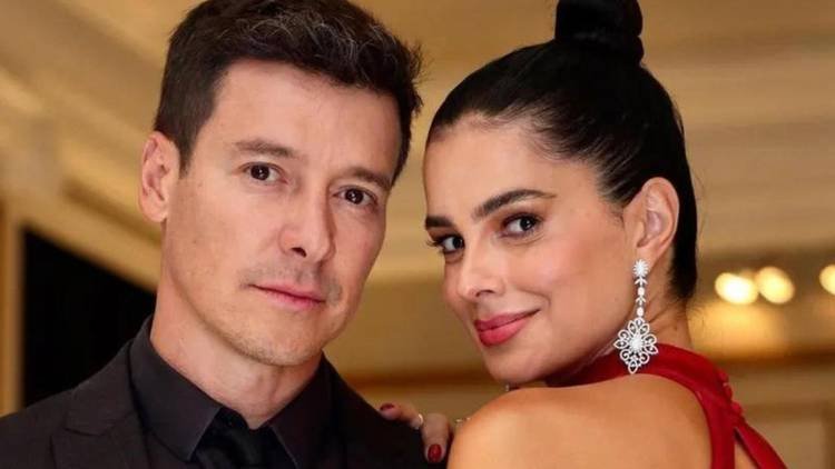 Apresentador usou as redes sociais para compartilhar fotos ao lado da amada 