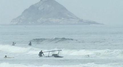 Helic�ptero cai na praia da Barra da Tijuca, no Rio de Janeiro, e afunda