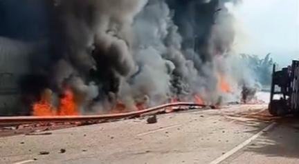 BR-381: batida de carretas mata motorista e provoca inc�ndio e interdi��o