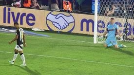 Vitor Hugo manda recado aps pnalti perdido e nega 'vexame' - foto: JOSE BOGADO/AFP