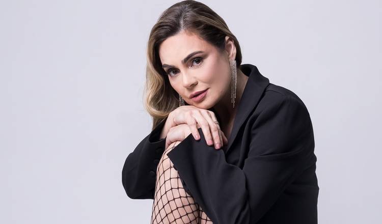 Rachel Sheherazade sensualiza em novas fotos