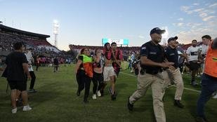 Cl�ssico do futebol sul-americano termina com 50 feridos e 63 presos - foto: Daniel DUARTE / AFP