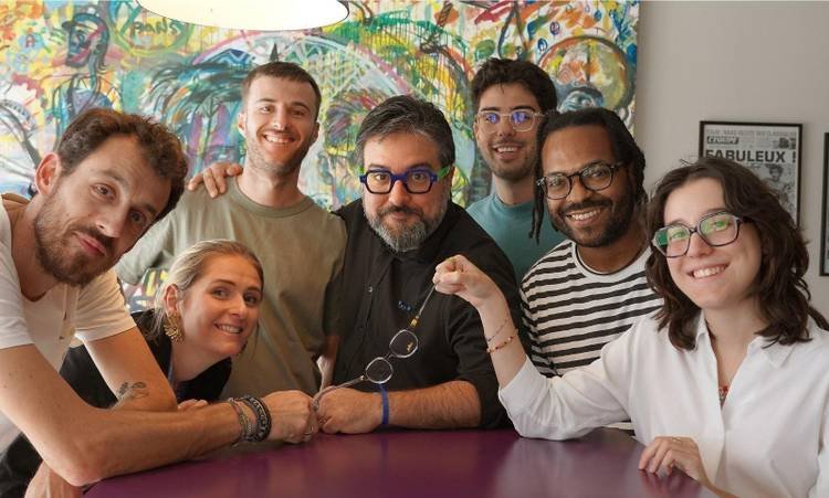 Em clima de parceria, Filipe Diniz posa com a equipe  