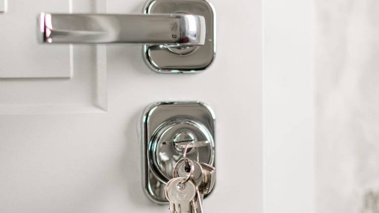 Deixar a chave na porta pode facilitar invasões? Veja o que dizem especialistas
