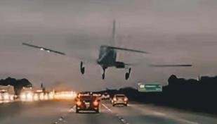 Vdeo: avio faz pouso de emergncia em cima de carro da Toyota