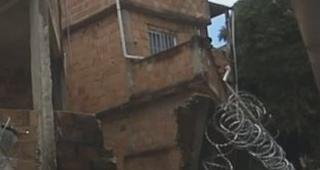 Muro cai e rea ao lado do Hospital Evanglico  evacuada devido ao risco de desabamento
