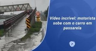 V�deo incr�vel: motorista sobe com o carro em passarela