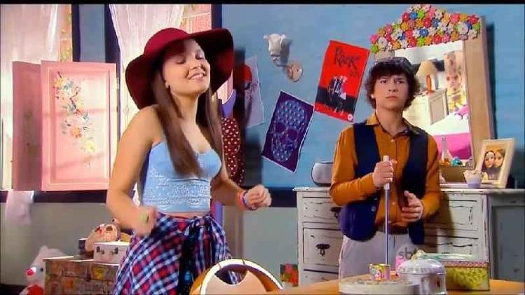Isabela (Larissa Manoela) e T�o (Fhelipe Gomes) em cena de C�mplices de um Resgate.
