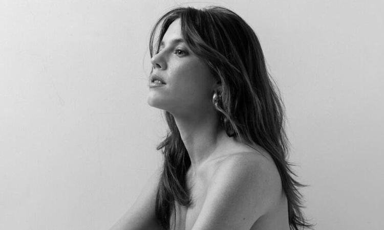 Alice Wegmann posa sem roupa em preto e branco e recebe elogios de famosos