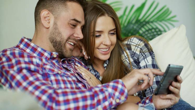 O que o celular entrega sobre o relacionamento antes das conversas acontecerem