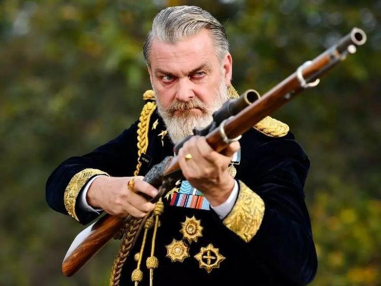 Ray Stevenson em RRR