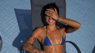 Ana Castela posa de biqu�ni e corpo bronzeado e definido chama aten��o