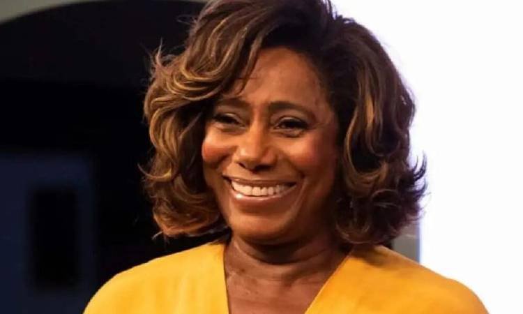 Filhas de Gl�ria Maria jogam cinzas da apresentadora no mar em cerim�nia emocionante