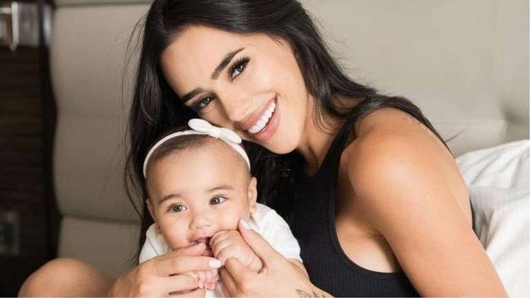 Bruna e Mavie posando para foto