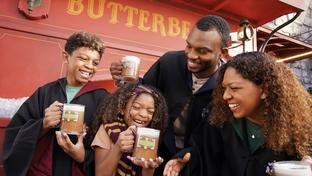 Temporada de Butterbeer: Universal celebra a icônica bebida de Harry Potter com novidades nos parques