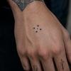 Viu uma tatuagem de cinco pontos na mão? Entenda o que ela pode significar