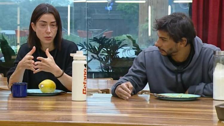 Jornalista, no entanto, colocou um ponto final na rela��o 'rel�mpago' que teve com Shia Phoenix