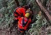 Homem cai em barranco durante trilha e � socorrido ferido pelos bombeiros