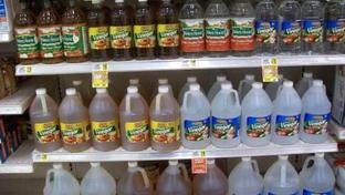 Vinagre e bicarbonato no cabelo: expert alerta sobre os riscos do uso