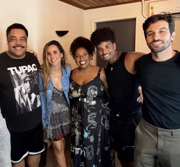 cantora e ator juntos