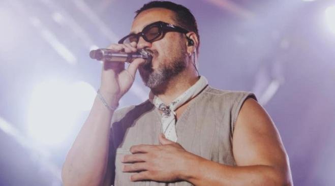 Belo gera climão ao confundir nome de cidade após show e é detonado