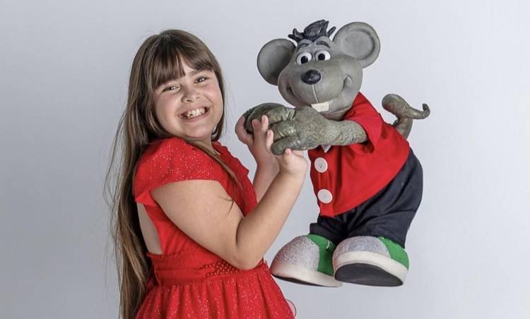 A youtuber que faz sucesso entre as crian�as e o personagem do do Ratinho lan�am faixa dedicada � filha de Silvio Santos, uma das estrelas do SBT
