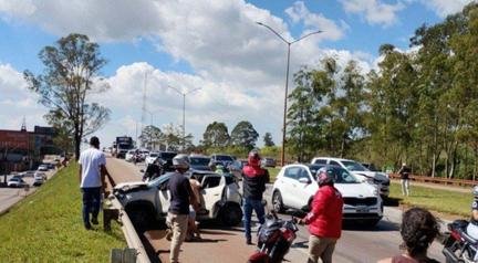 Engavetamento envolvendo cinco carros na BR-040 deixa tr�s feridos 