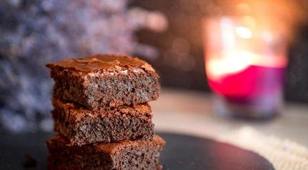 Aprenda a fazer brownie fit de micro-ondas em poucos minutos