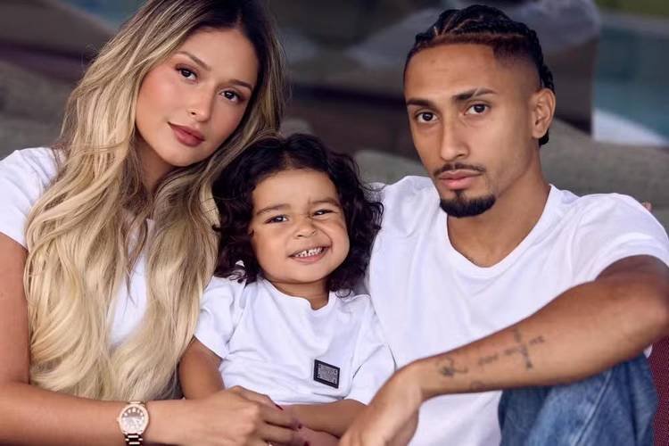 Raphinha, da seleção brasileira, e família