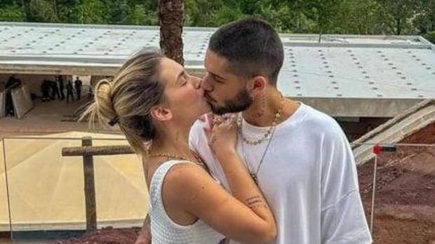 Virginia e Z� Felipe mostram reforma da mans�o com porta blindada