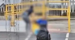 Imagem impressionante: cadeirante salvo na linha do trem