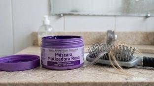 Usar m�scara matizadora roxa nos cabelos grisalhos: para que serve e por que substitui o shampoo roxo tradicional