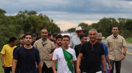 Nikolas Ferreira re�ne cerca de 100 apoiadores no segundo dia de caminhada