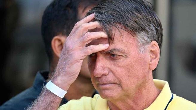 Bolsonaro � levado ao hospital ap�s calafrios e v�mitos, diz Fl�vio