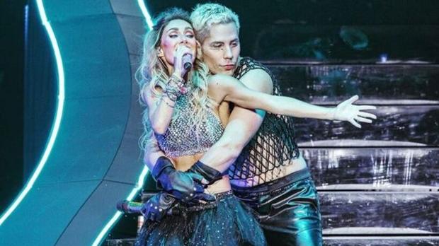 Christian Chavez se veste de Anah� e cantora reage