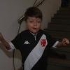 Torcedor mirim do Vasco, Gui entra em campo com Pec em duelo com Atl�tico