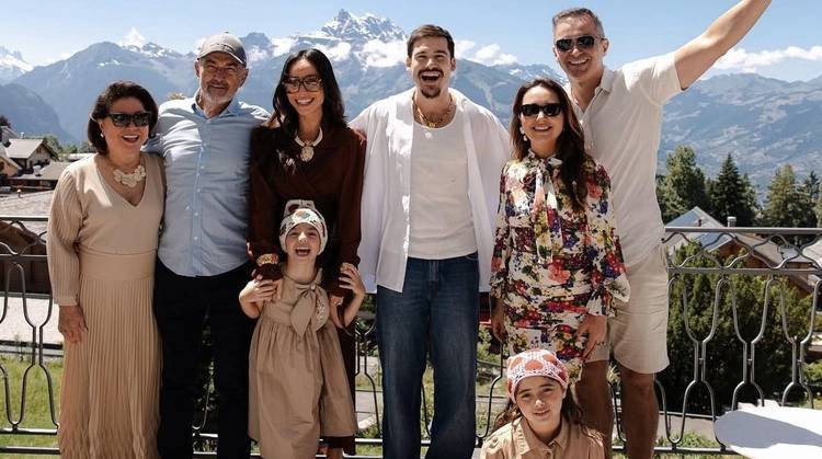 De origem japonesa, Sabrina Sato viaja para 