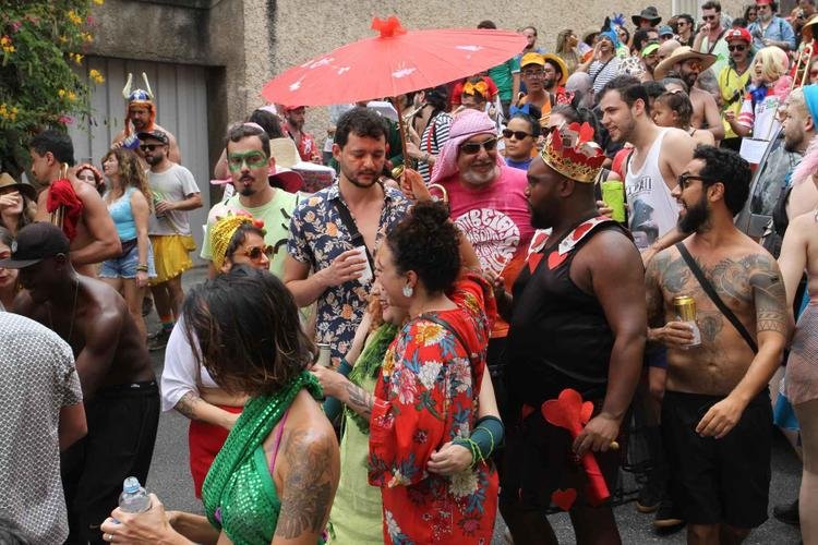 pessoas fantasiadas no carnaval