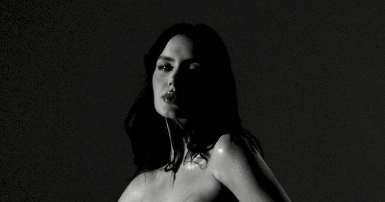 A vertigem pop de J�lia Rezende: cantora lan�a 'Ponta Cabe�a', clipe gravado em plano sequ�ncia��