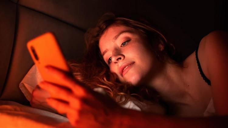 O desejo agora começa pelo celular? Como a tecnologia transformou a intimidade