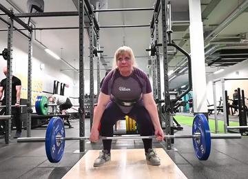 Aos 65 anos, britânica conquista 3º título mundial no levantamento de peso