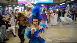 Turistas s�o recebidos com flash mob na Rodovi�ria e no Aeroporto de BH