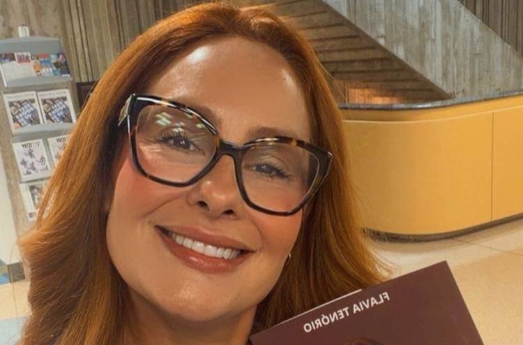 EUA: Flavia Ten�rio lan�a seu primeiro livro na biblioteca p�blica de Orlando