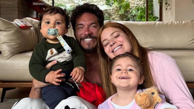 Eliezer e Viih Tube com os filhos, Lua e Ravi