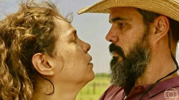 Alcides (Juliano Cazarr�) e Maria Bruaca (Isabel Teixeira) na novela Pantanal